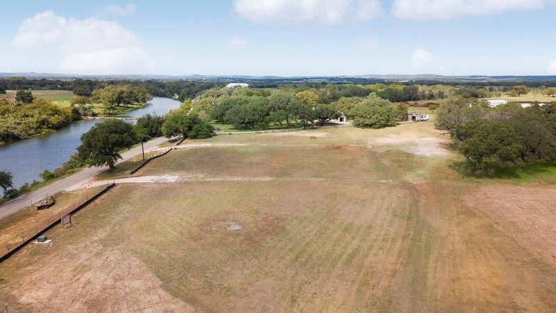 Virtual tour of 1376 River Run