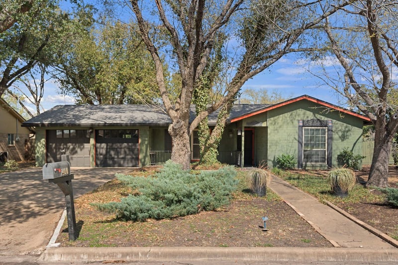 Virtual tour of 1400 Summit Cir