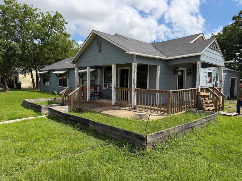 Virtual tour of 1401 E 29th ST