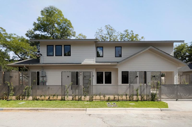 Virtual tour of 1401 E 3rd ST Unit #1