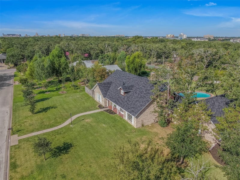 Virtual tour of 1403 Post Oak Cir