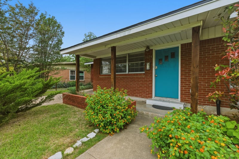 Virtual tour of 1404 Cloverleaf Dr