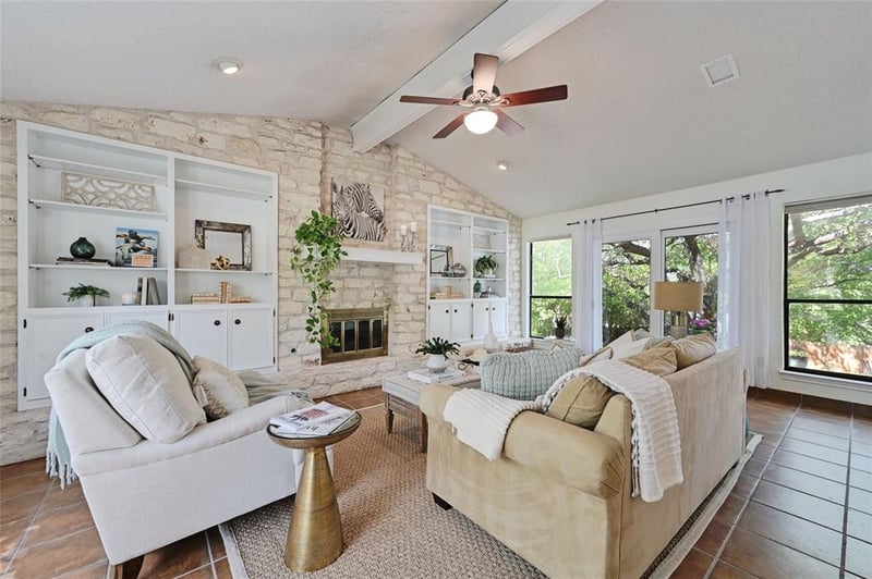 Virtual tour of 1404 Falcon Ledge DR