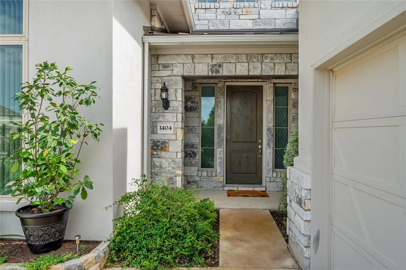 Virtual tour of 1404 Scenic Oaks DR