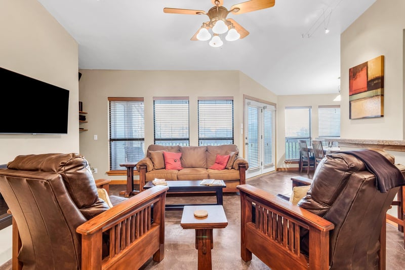 Virtual tour of 1406 Windsor Rd Unit #305
