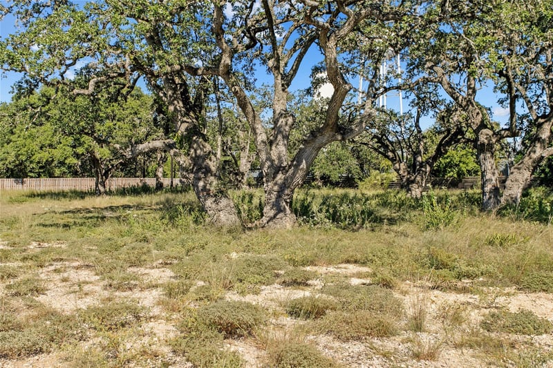 Virtual tour of 1410 Greenlawn Pkwy