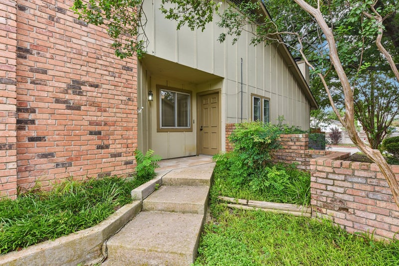 Virtual tour of 1413 W Braker LN Unit #B