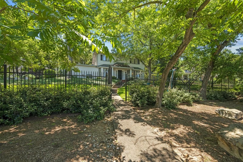 Virtual tour of 1420 Yaupon Valley RD