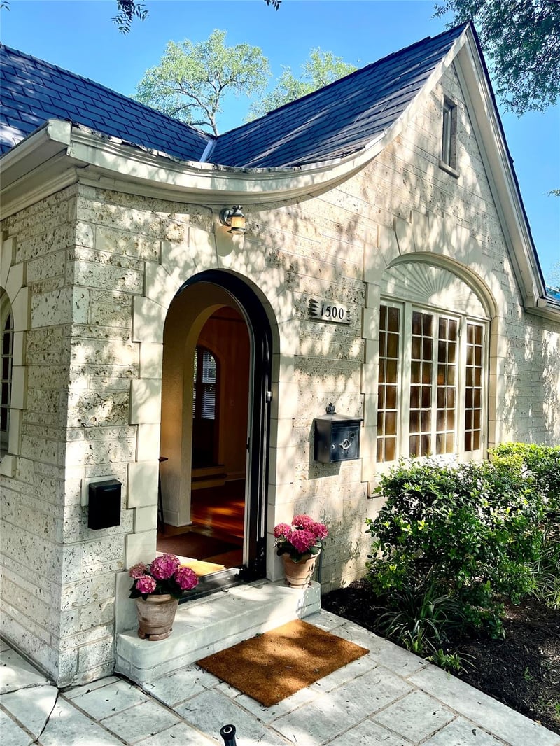 Virtual tour of 1500 Wethersfield RD