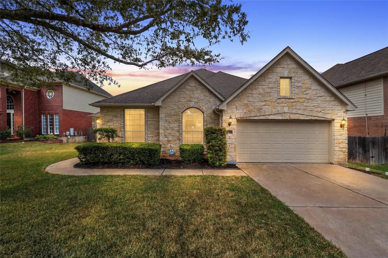 Virtual tour of 15016 Thatcher Dr