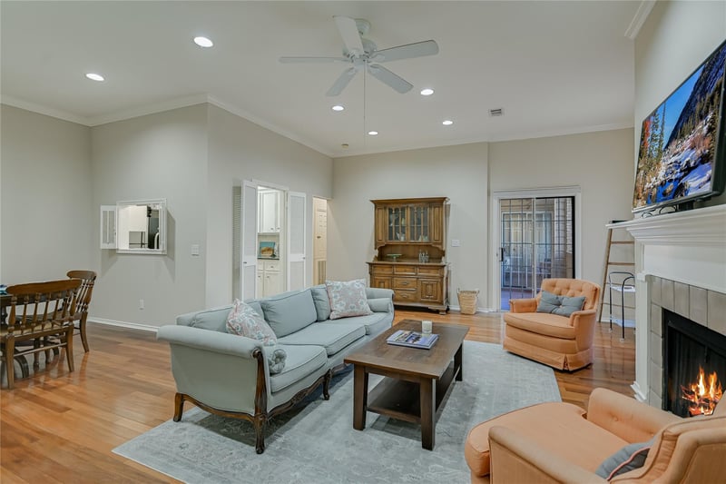 Virtual tour of 1502 W 5th St Unit #H2