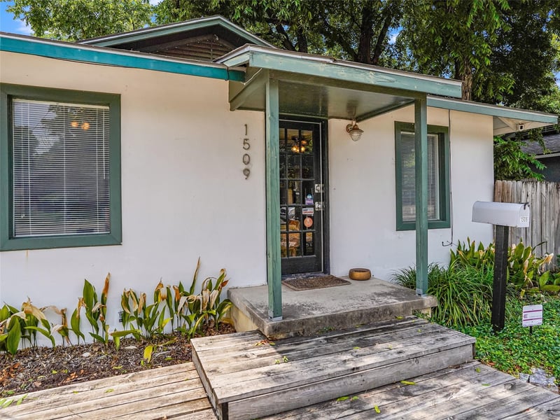 Virtual tour of 1509 W Koenig Ln