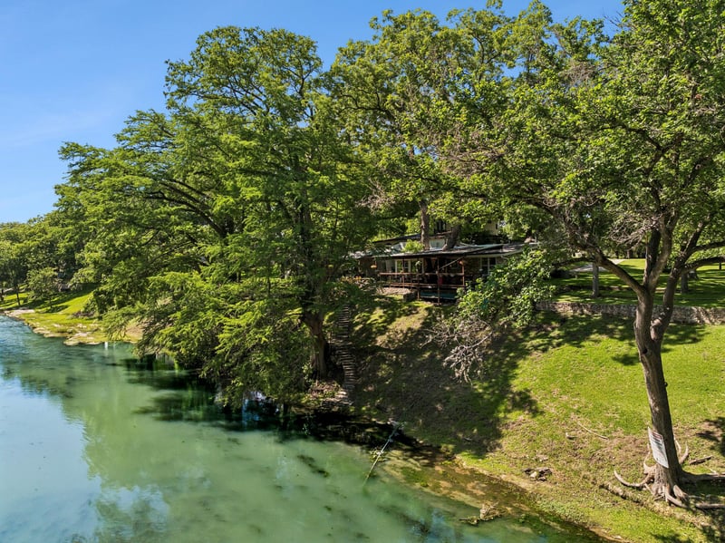 Virtual tour of 1520 Rocky River RD