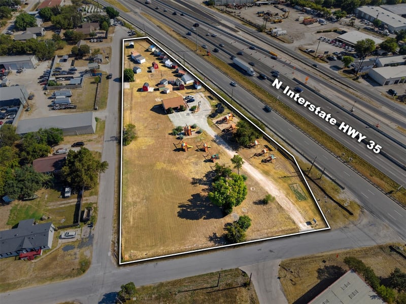 Virtual tour of 15524 N Interstate 35 Hwy