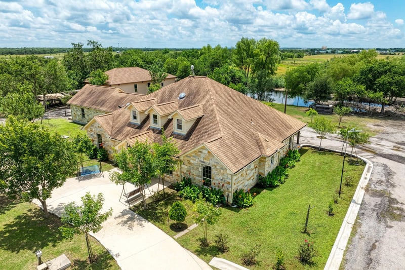 Virtual tour of 15611 Giese LN