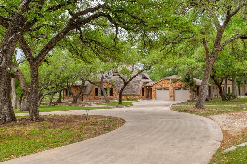 Virtual tour of 16 Tall Oaks Trl