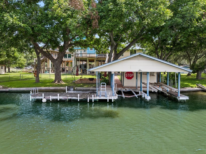Virtual tour of 160 Lakeside DR
