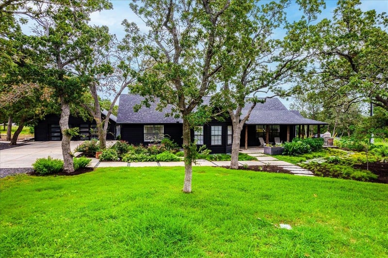 Virtual tour of 160 Shady Oaks DR
