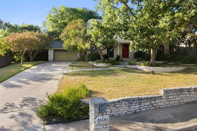 Virtual tour of 1600 Mill Springs DR