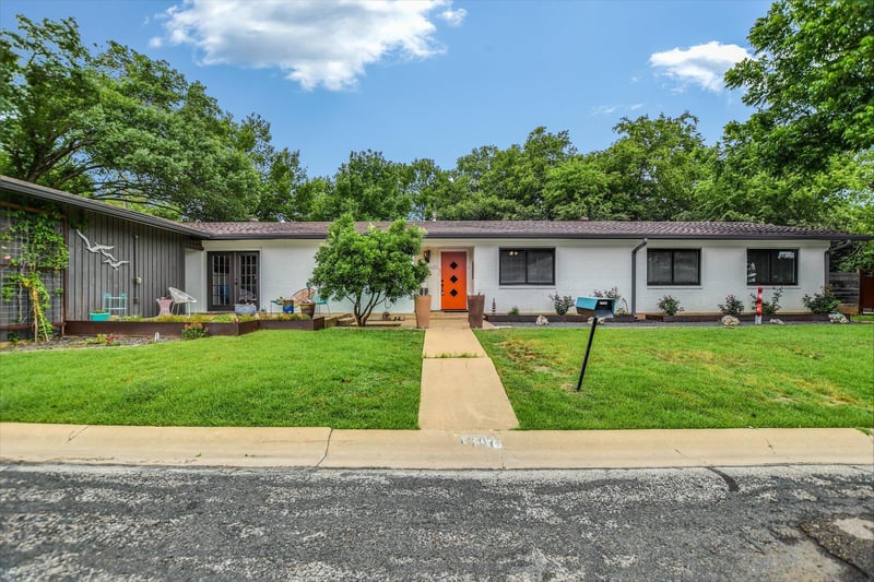 Virtual tour of 1601 E 19th ST