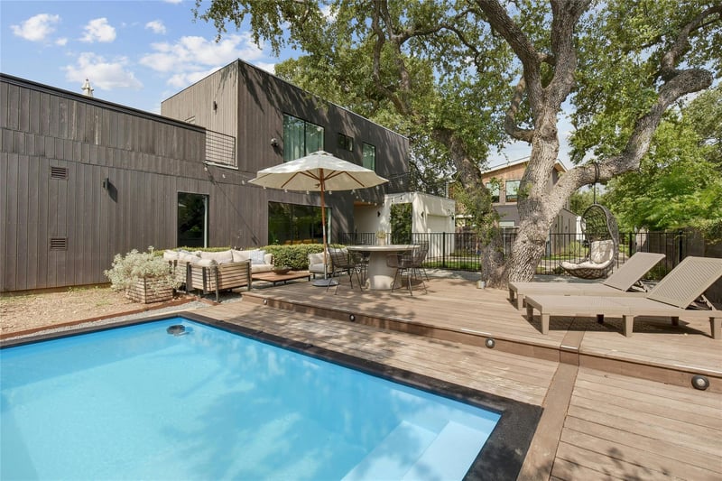 Virtual tour of 1605 Chelsea LN Unit #1 & 2