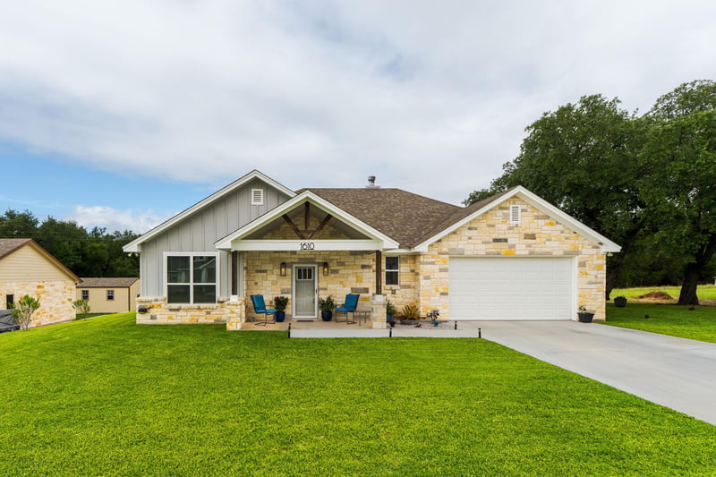 Virtual tour of 1610 Badger LN