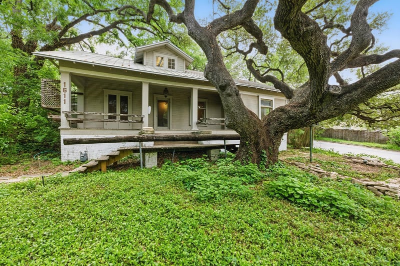 Virtual tour of 1611 Alameda DR
