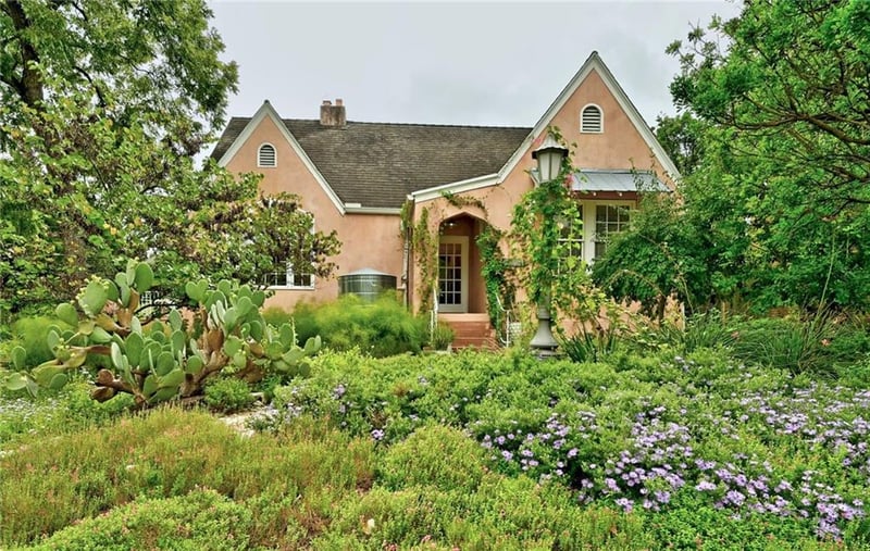 Virtual tour of 1611 Travis Heights BLVD