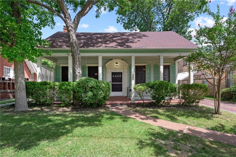 Virtual tour of 1611 Wethersfield RD