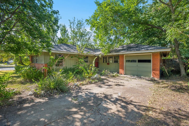 Virtual tour of 1613 Larkwood Dr