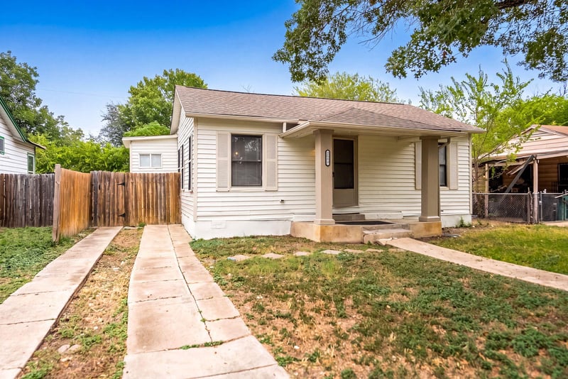 Virtual tour of 1627 W Thorain Blvd