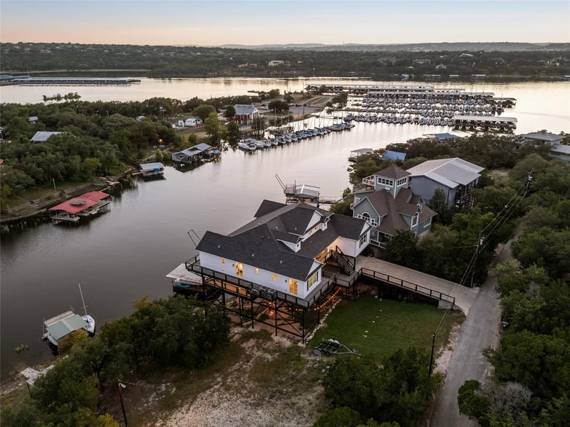 Virtual tour of 16323 Lake LOOP
