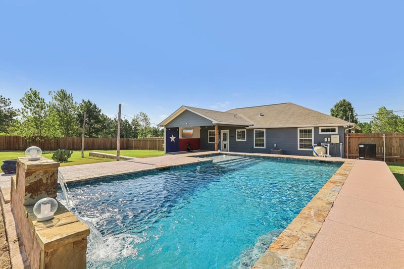 Virtual tour of 165 Cattlemens DR