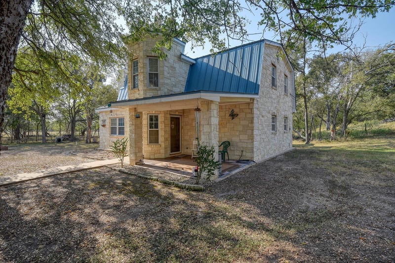 Virtual tour of 165 Thousand Oaks Dr