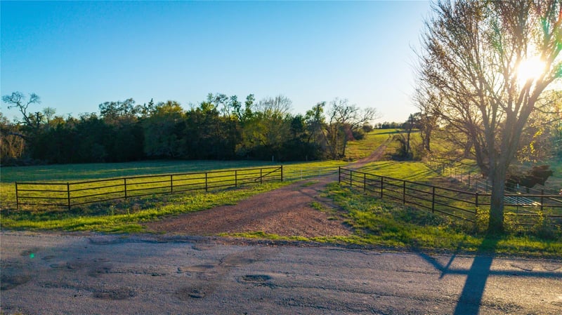 Virtual tour of 1700 County Road 216