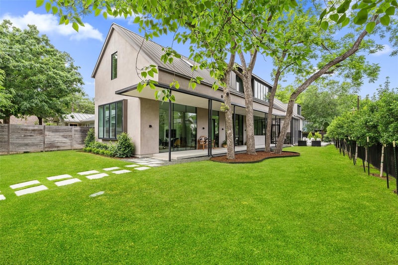 Virtual tour of 1700 W 32nd ST