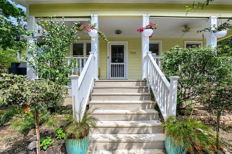 Virtual tour of 1701 Alameda Dr