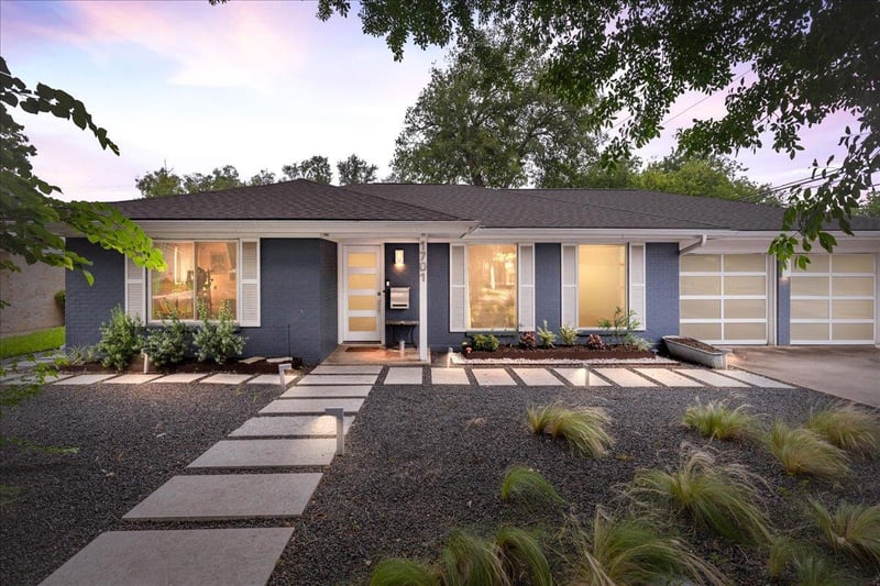 Virtual tour of 1701 Broadmoor DR