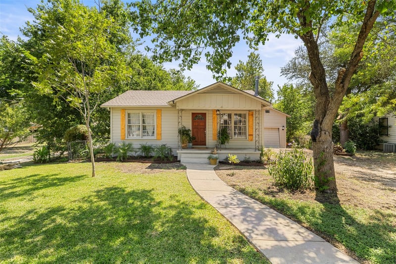 Virtual tour of 1701 W 7th St