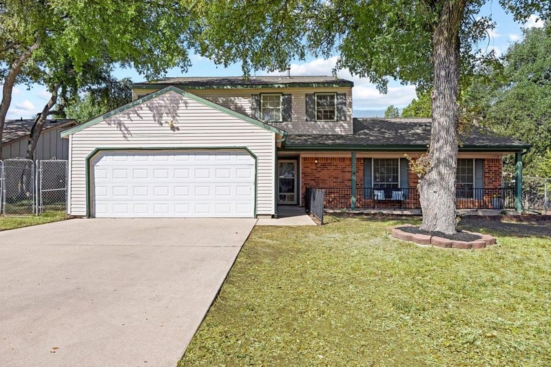 Virtual tour of 1702 Oakridge Dr