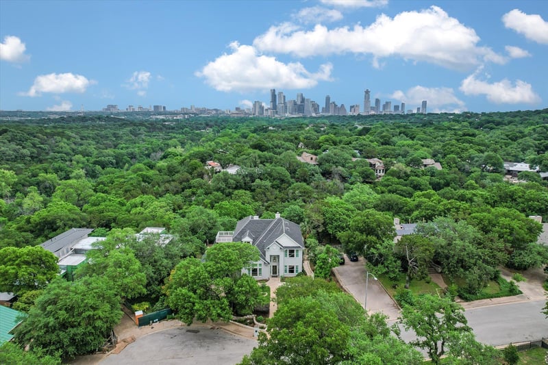 Virtual tour of 1703 Brookhaven DR