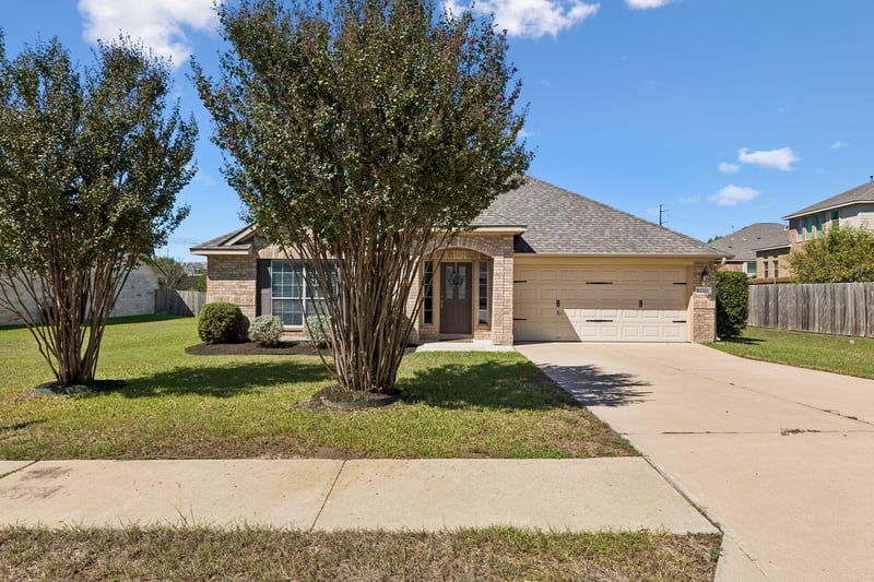 Virtual tour of 1703 Oakland Dr