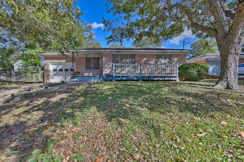 Virtual tour of 1703 S Day St