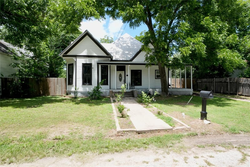 Virtual tour of 1704 N Houston Ave