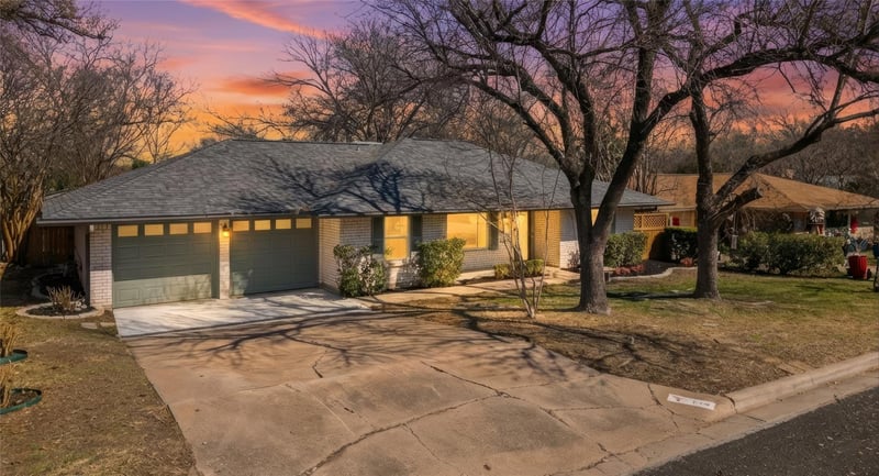 Virtual tour of 1704 Shelbourne Dr