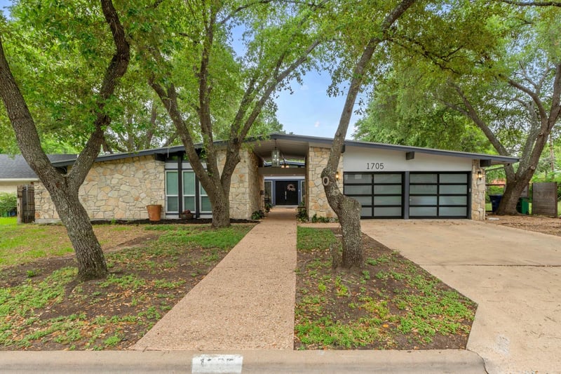 Virtual tour of 1705 Westmoor Dr
