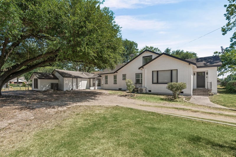 Virtual tour of 1707 N Travis Ave