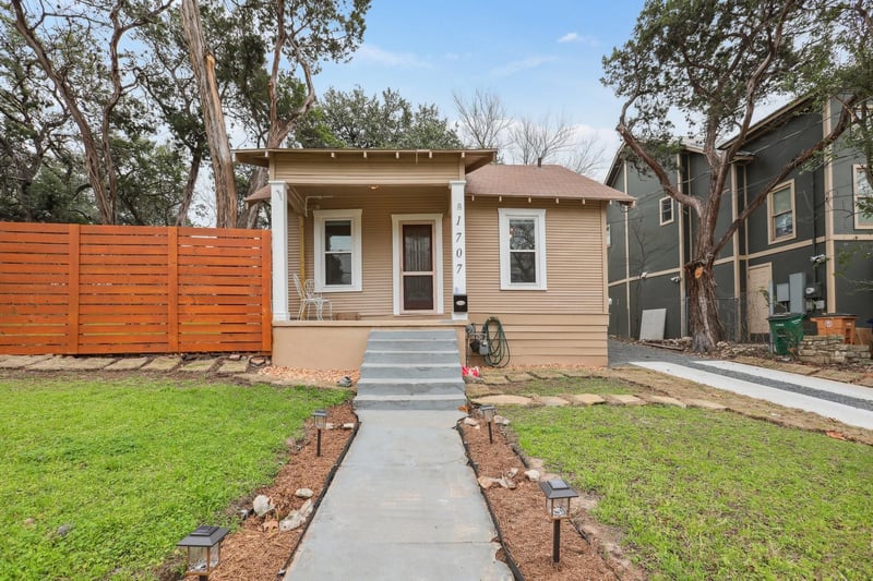 Virtual tour of 1707 S 6th ST