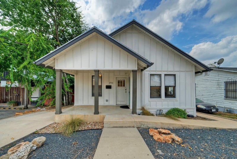 Virtual tour of 1711 E 7th St Unit #1