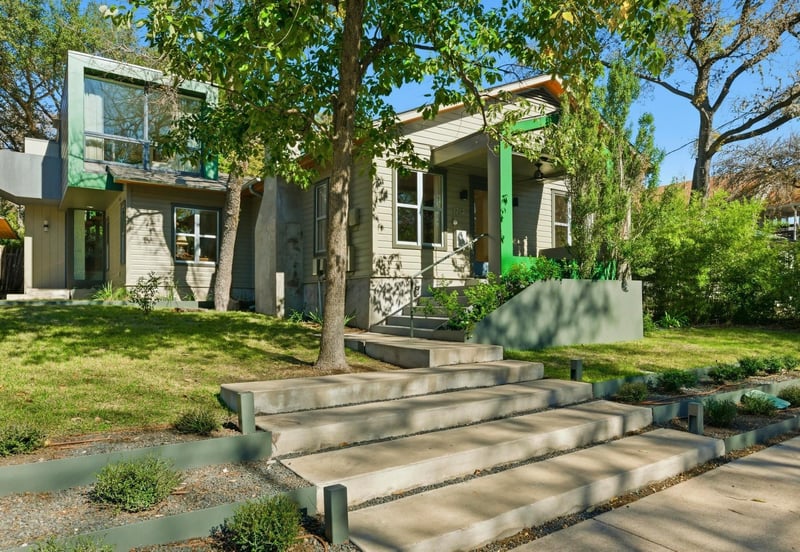 Virtual tour of 1712 W 10th ST